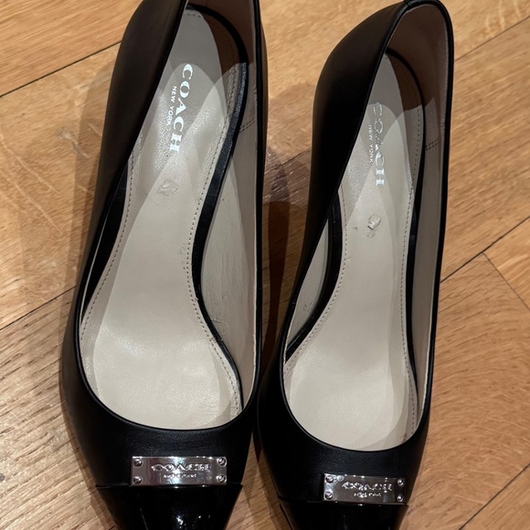 Coach Leather Point Cap Toe logo Black Heels. Size 8.5 - Picture 3 of 9